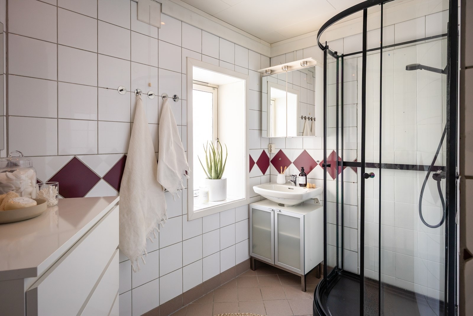 Badet er utstyrt med dusjkabinett, toalett, gulvvarme og innredning med servant. Galleribilde