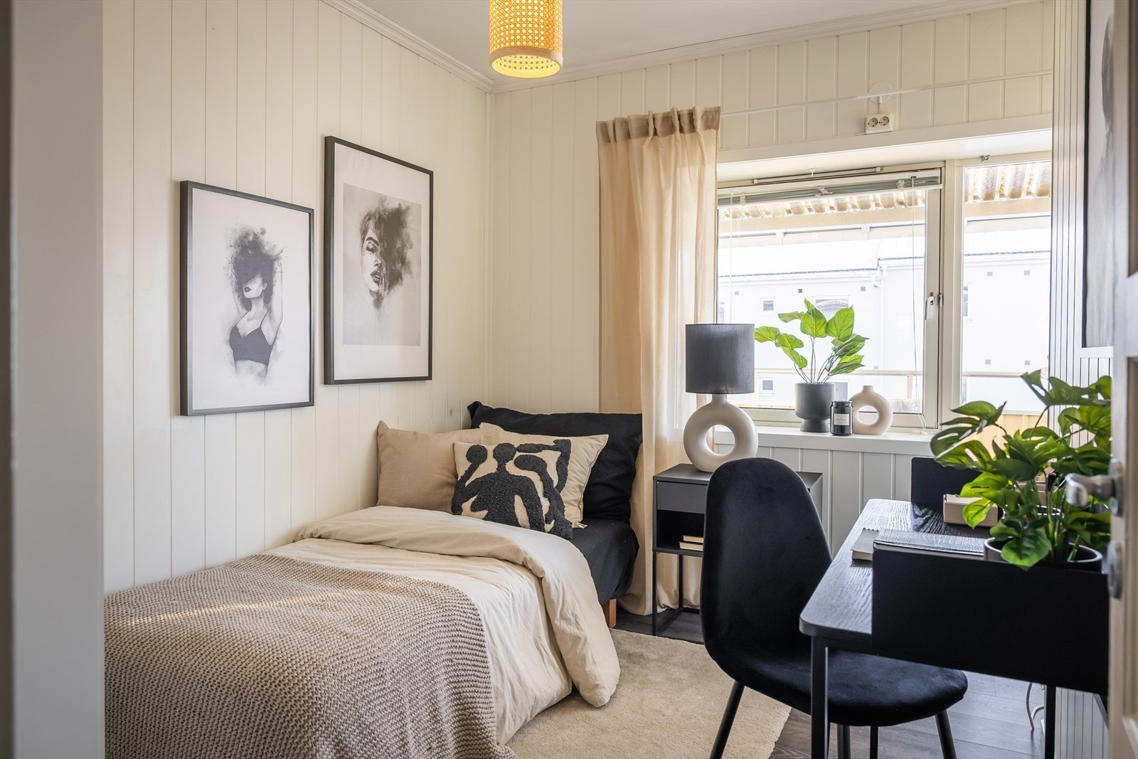 Leilighetens andre soverom ligger i direkte tilknytning til balkongen. Galleribilde