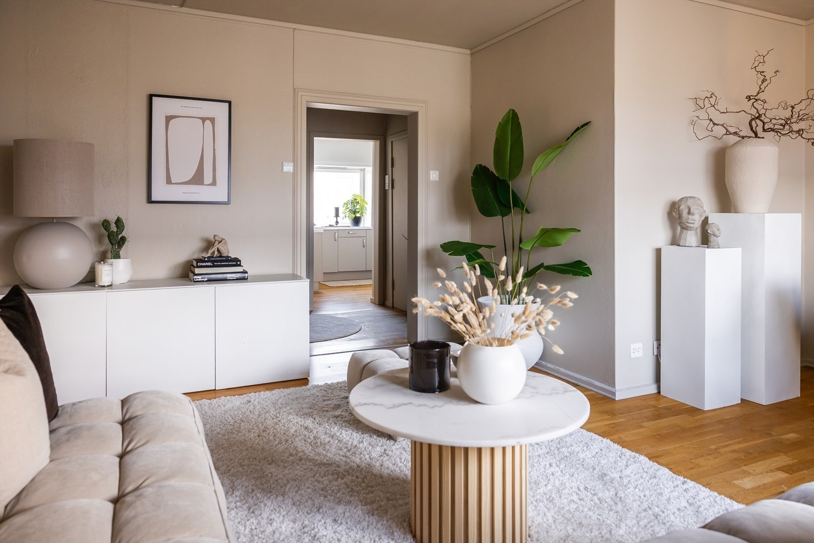 Det er mye inkludert i felleskostnadene, blant annet TV/internett, kommunale avgifter samt diverse vedlikehold og drift iht. regnskap. Galleribilde