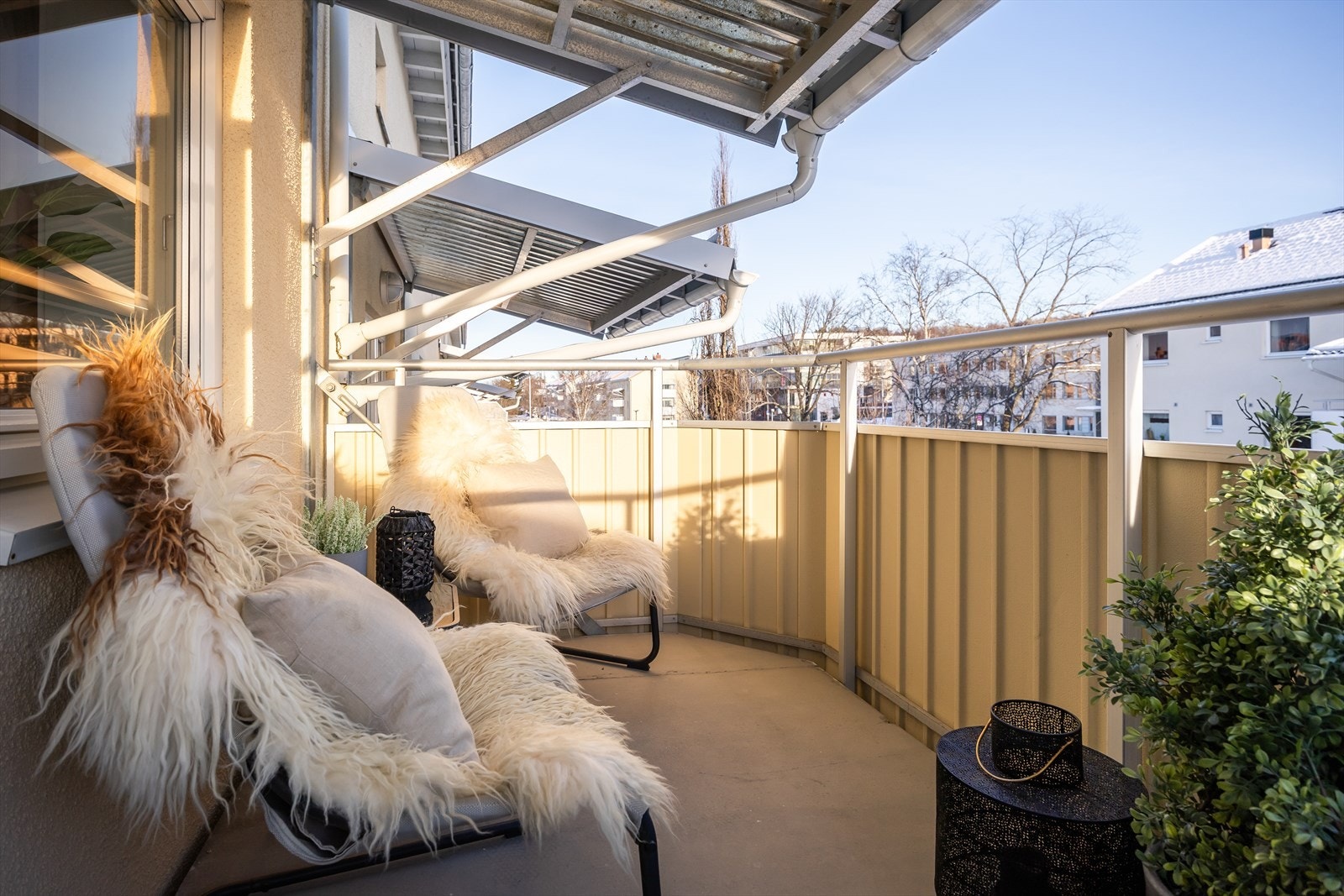 Leiligheten ligger i byggets øverste boetasje og byr dermed på lite innsyn. Galleribilde