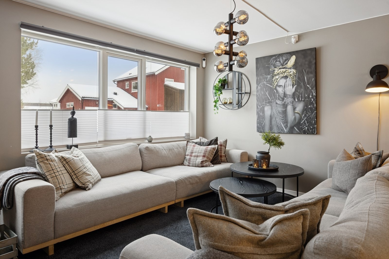 Stuen i utleiedelen er romslig og har åpen løsning mot kjøkkenet. Galleribilde