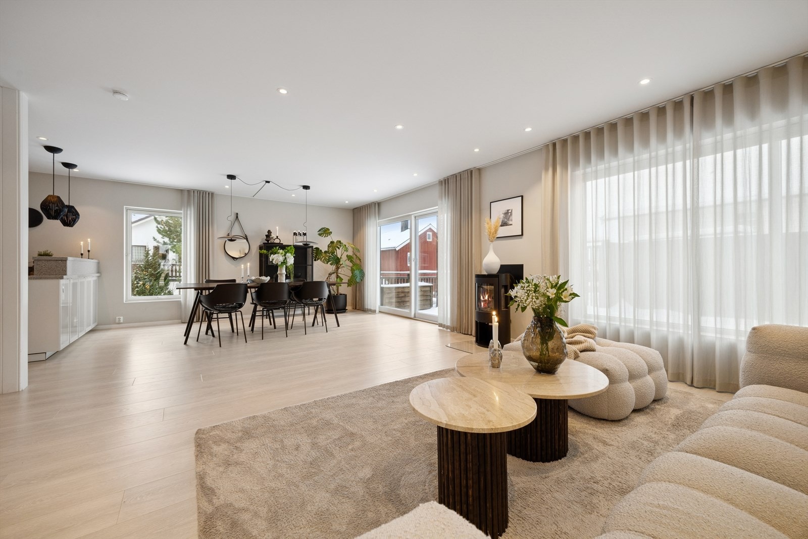 Store vindusflater med 3-lags isolerglass gir rikelig med naturlig lys. Galleribilde