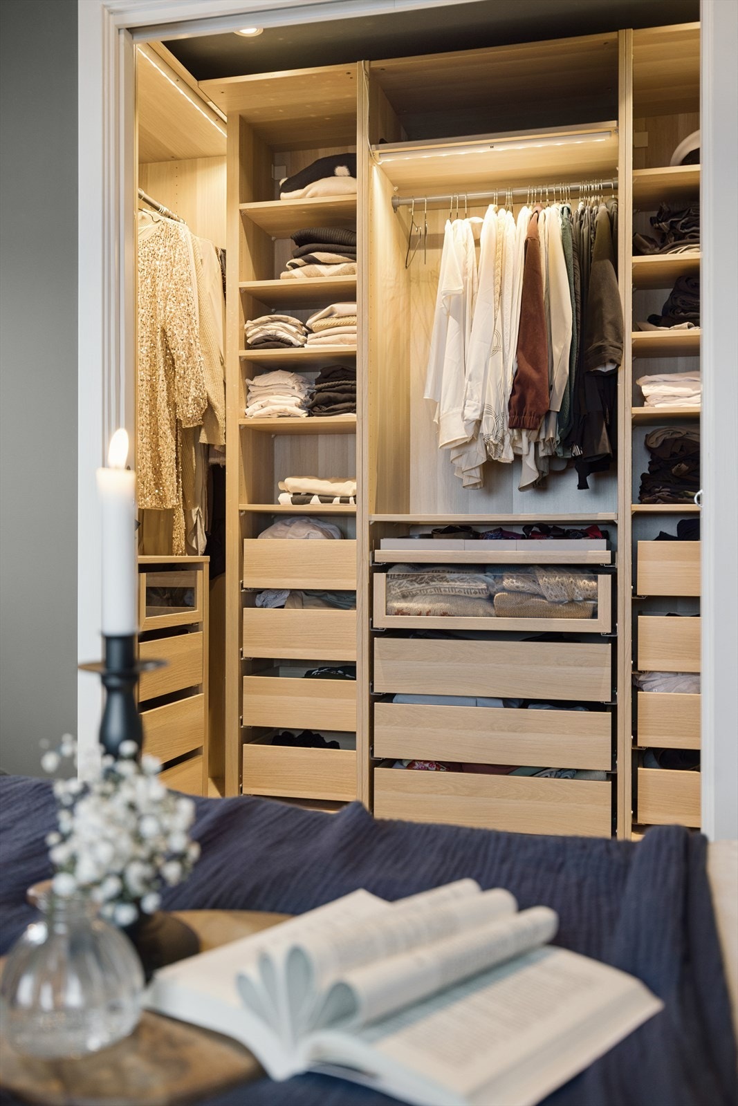 Garderoben er innredet med hyller og oppheng for effektiv organisering. Galleribilde