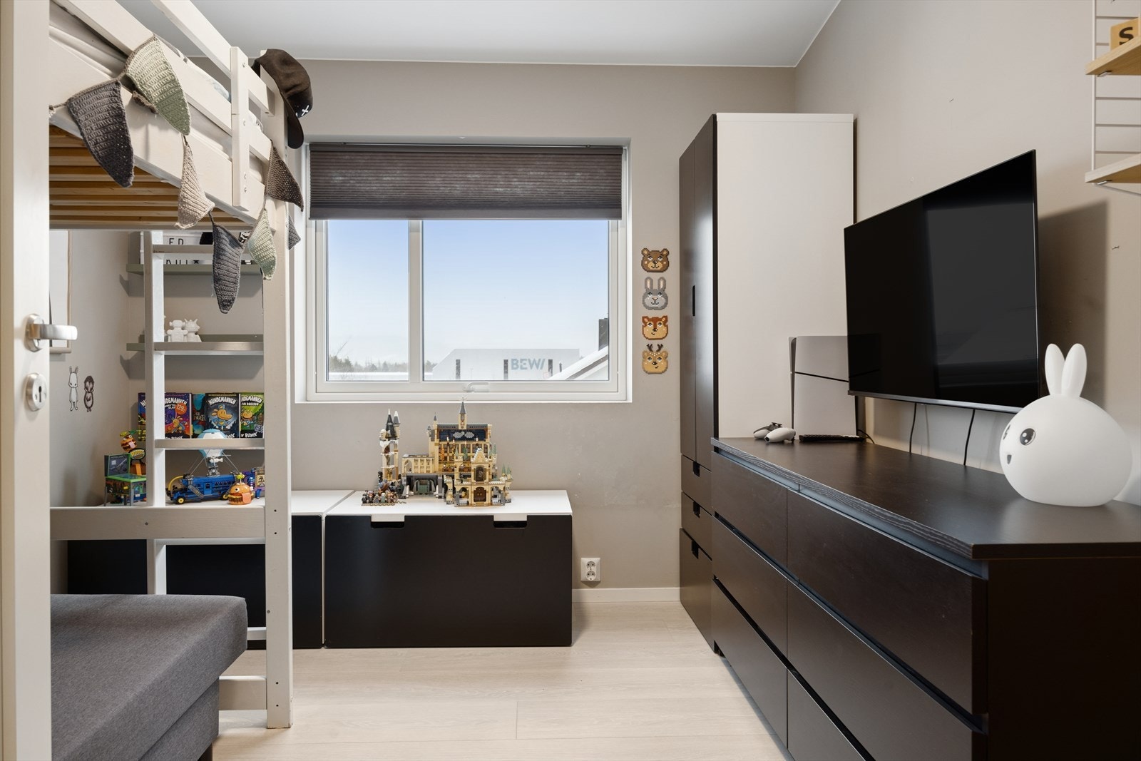 Alle soverommene har trekarmsvinduer med 3-lags isolerglass. Galleribilde