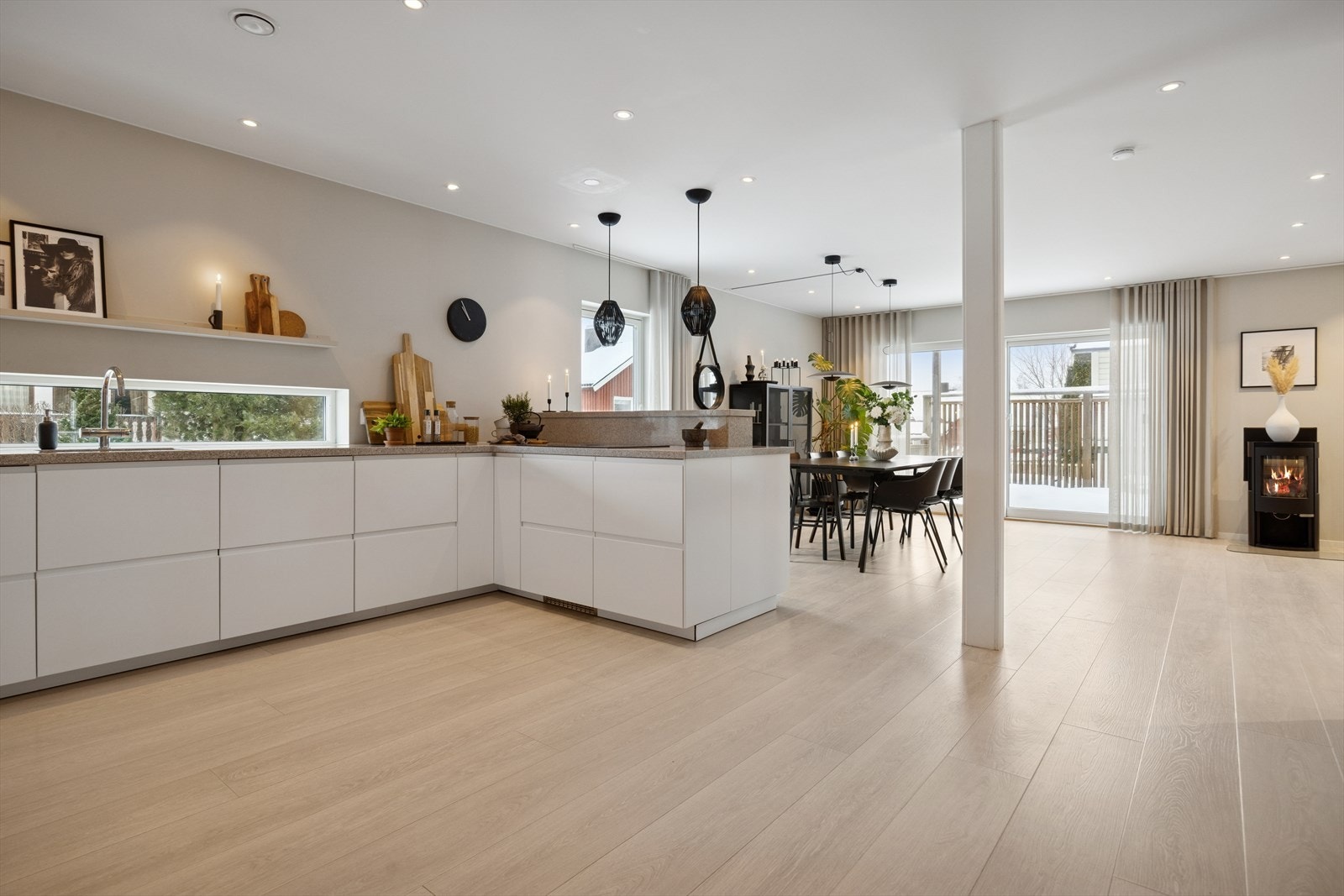 Kjøkkenet er en integrert del av oppholdsrommet, med en praktisk halvøy som skille. Galleribilde