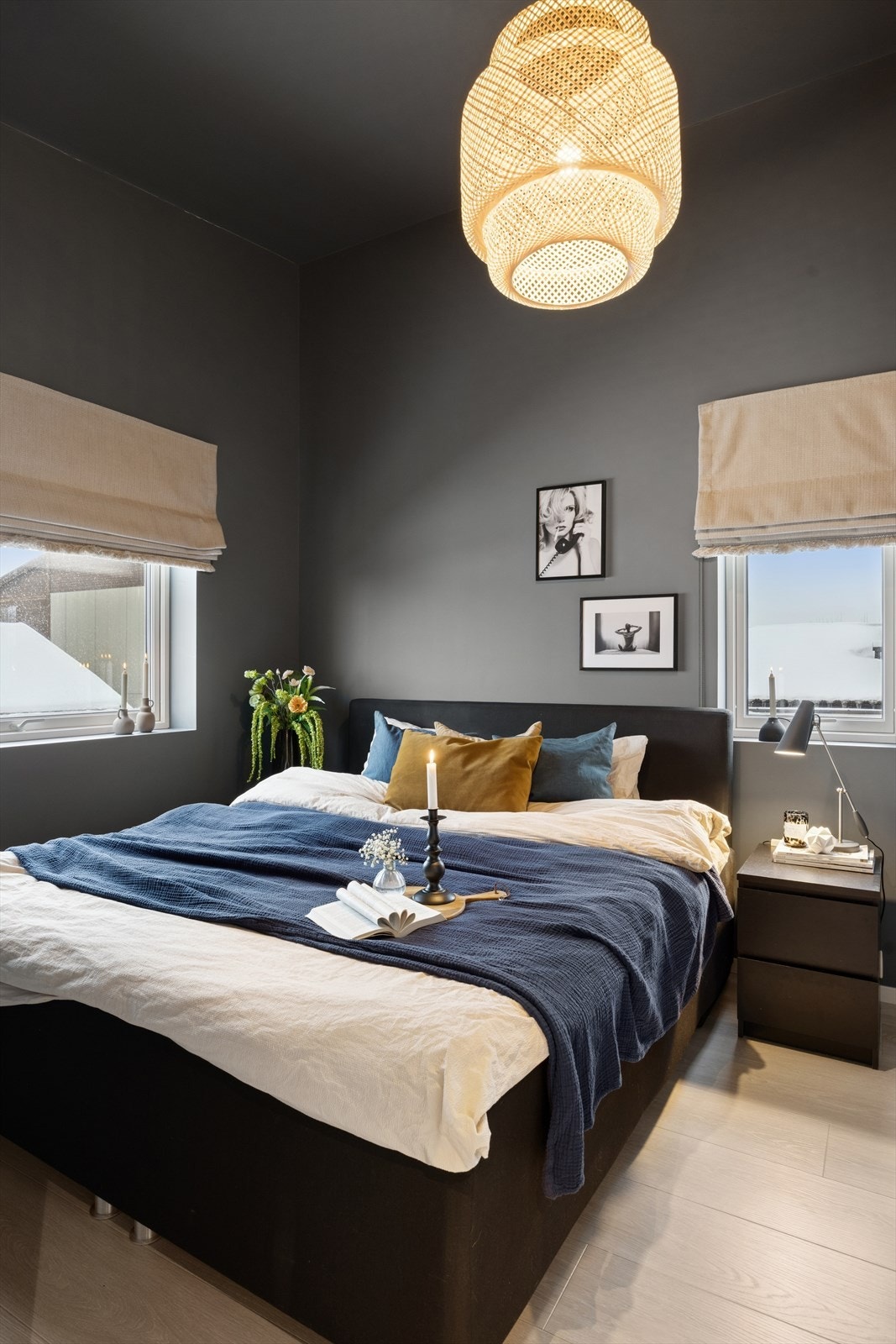 Hovedsoverommet har en takhøyde på over 3,4 meter. Soverommet er romslig og har plass til dobbeltseng og tilhørende møblement. Galleribilde