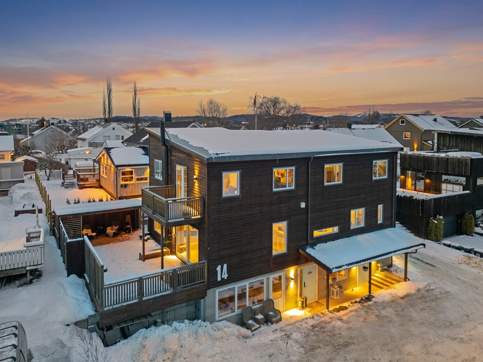 DNB Eiendom v/Jørgen B. Michaelsen tlf. 47613726 ønsker deg velkommen til Heimdal og Jarveien 14. En stilfull- og moderne enebolig med egen, godkjent utleiedel i sokkeletasjen. Galleribilde