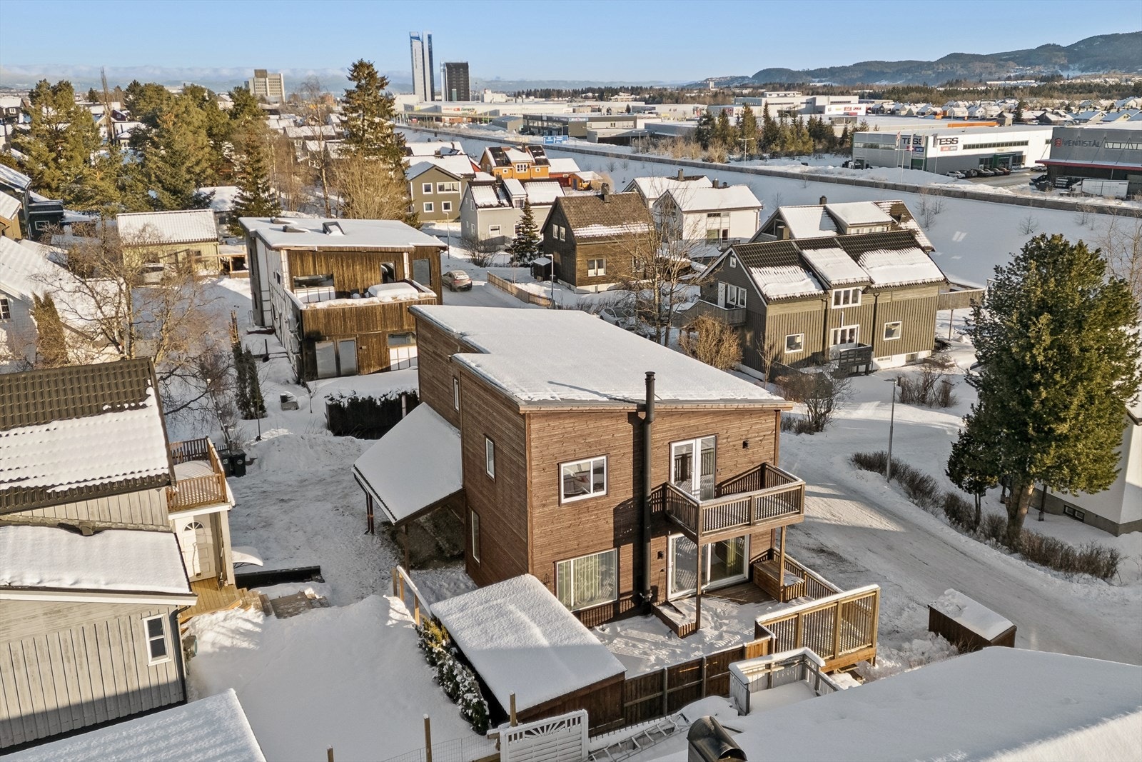 Gode kollektivforbindelser med buss og tog i umiddelbar nærhet. Galleribilde