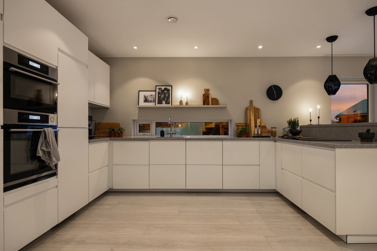 Kjøkkenet er utstyrt med komfyrvakt og lekkasjevakt for økt sikkerhet. Galleribilde