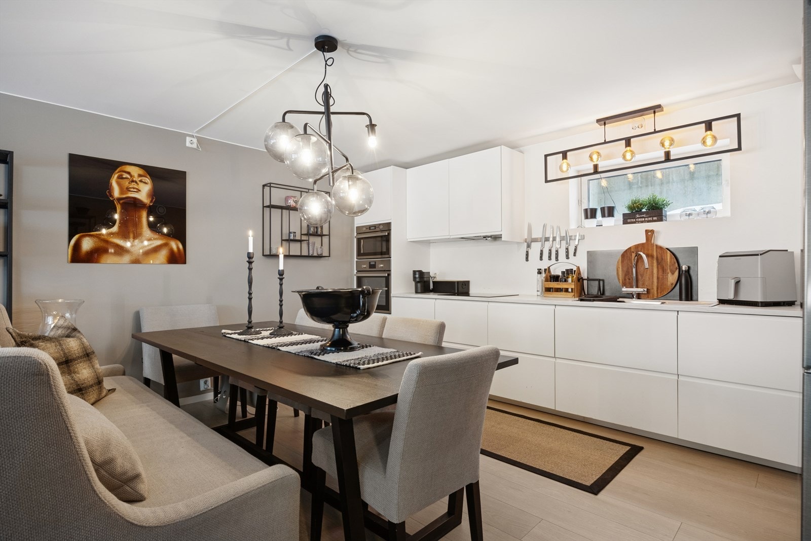 Kjøkkenet i utleiedelen er fullt utstyrt med integrerte hvitevarer. Galleribilde