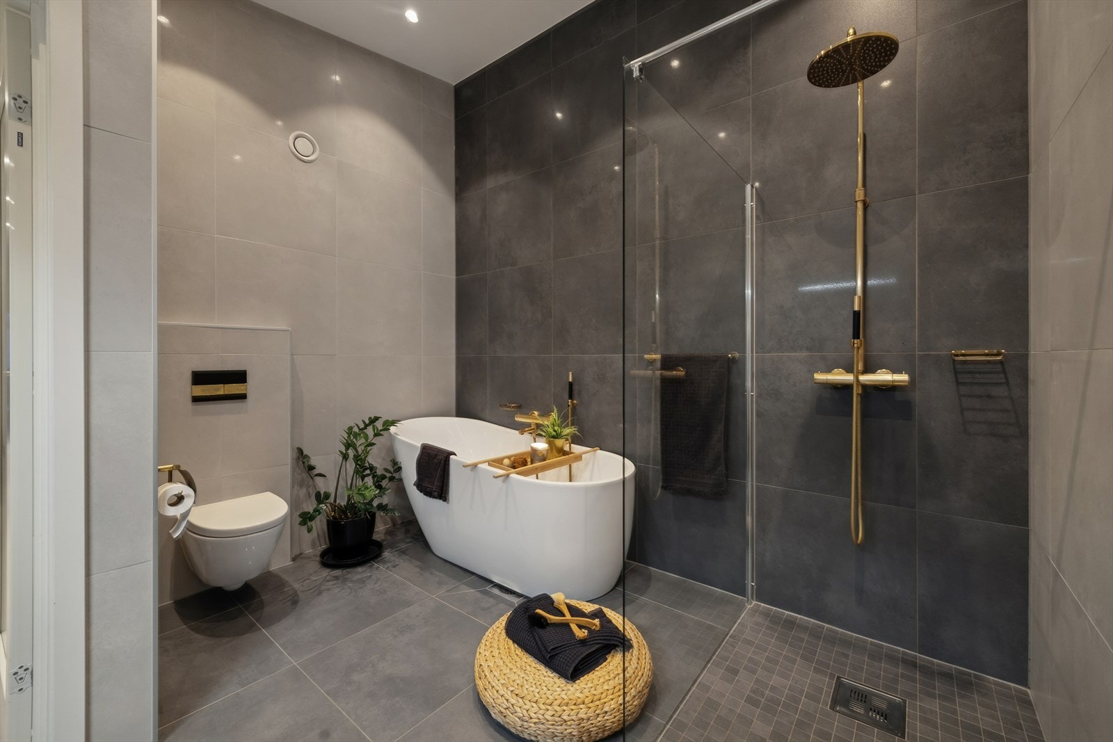 Dusjsonen har regnfallsdusj og er adskilt med en elegant glassvegg. Galleribilde