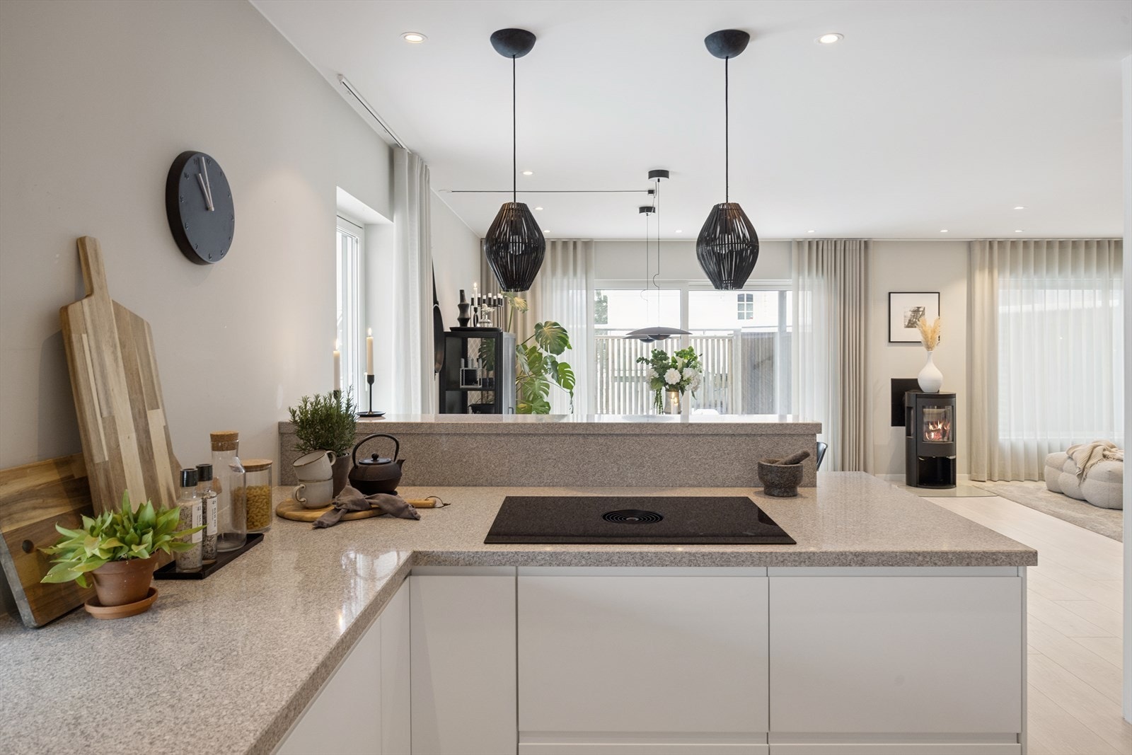 Kjøkkenet er nylig oppgradert med ny platetopp med integrert benkventilator. Galleribilde