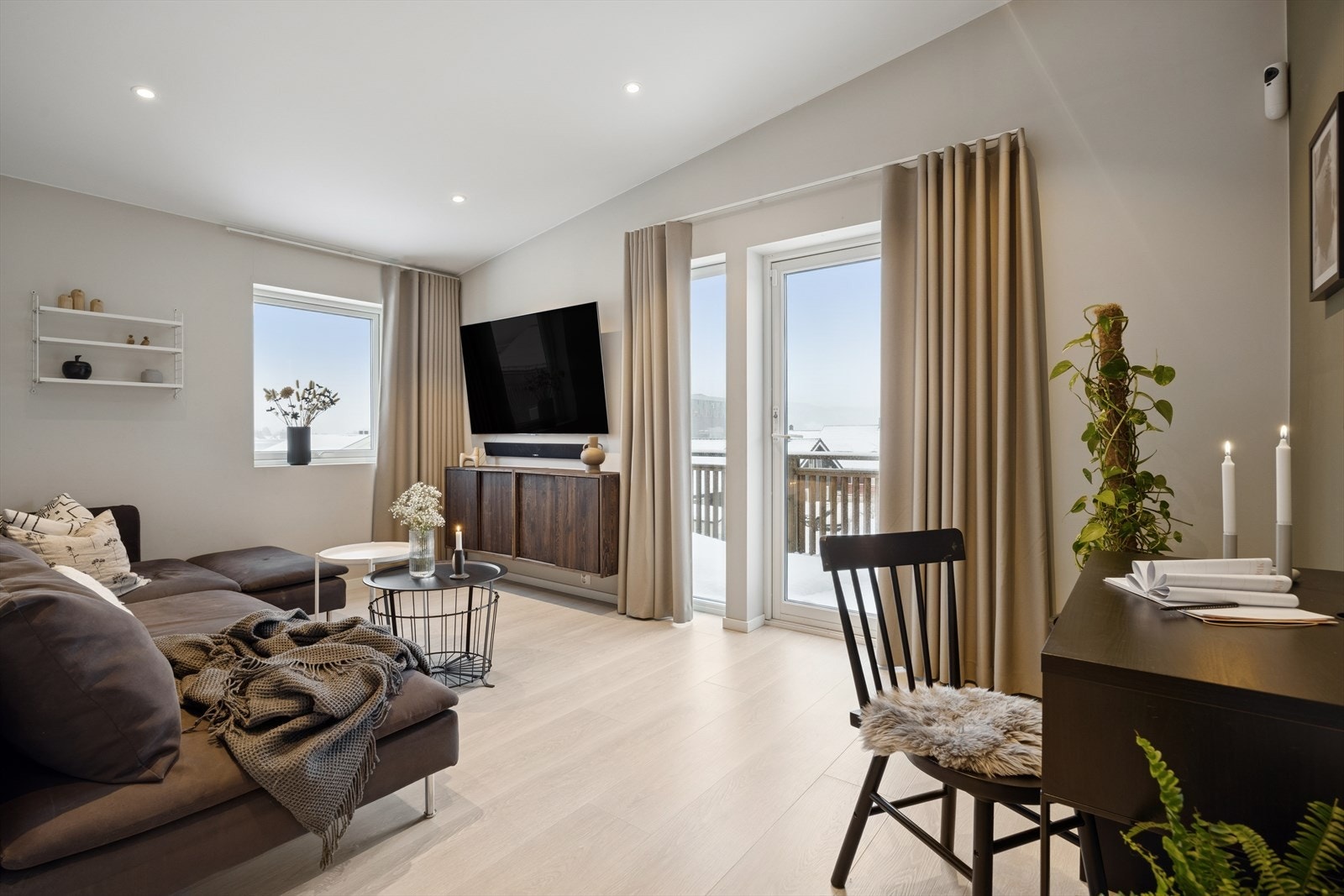 Loftstuen gir ekstra spillerom for familien og har utgang til en veranda på 6 m². Galleribilde