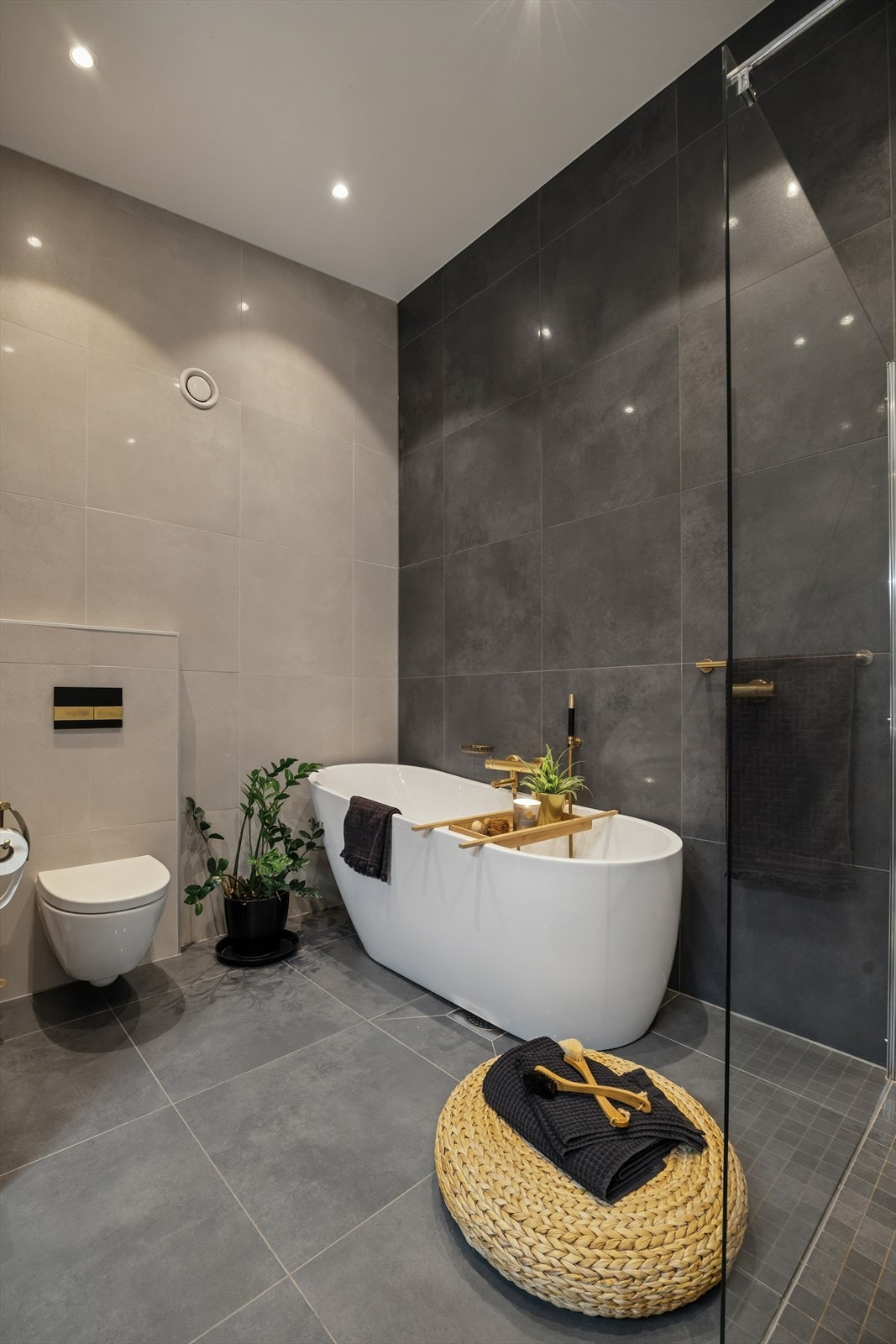 Badet har takhøyde på over 3,2 meter - Et frittstående badekar inviterer til avslappende stunder. Galleribilde