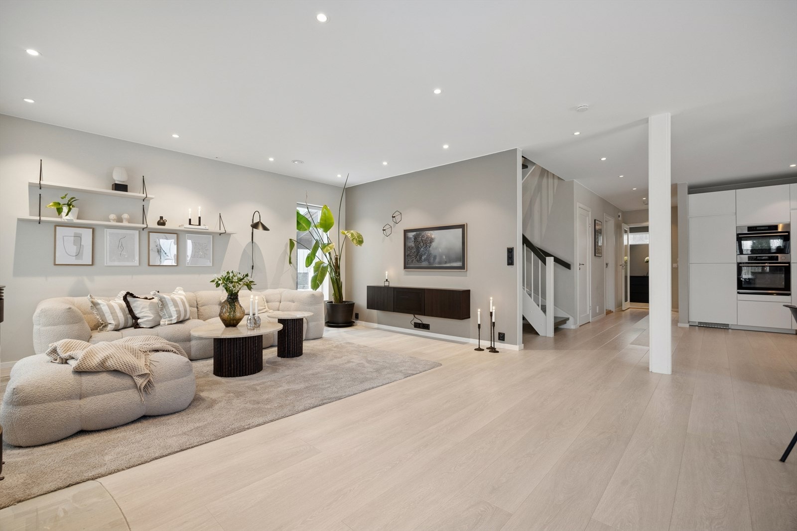 Fra entreen åpner boligen seg opp mot en sosial sone med stue og kjøkken. Galleribilde