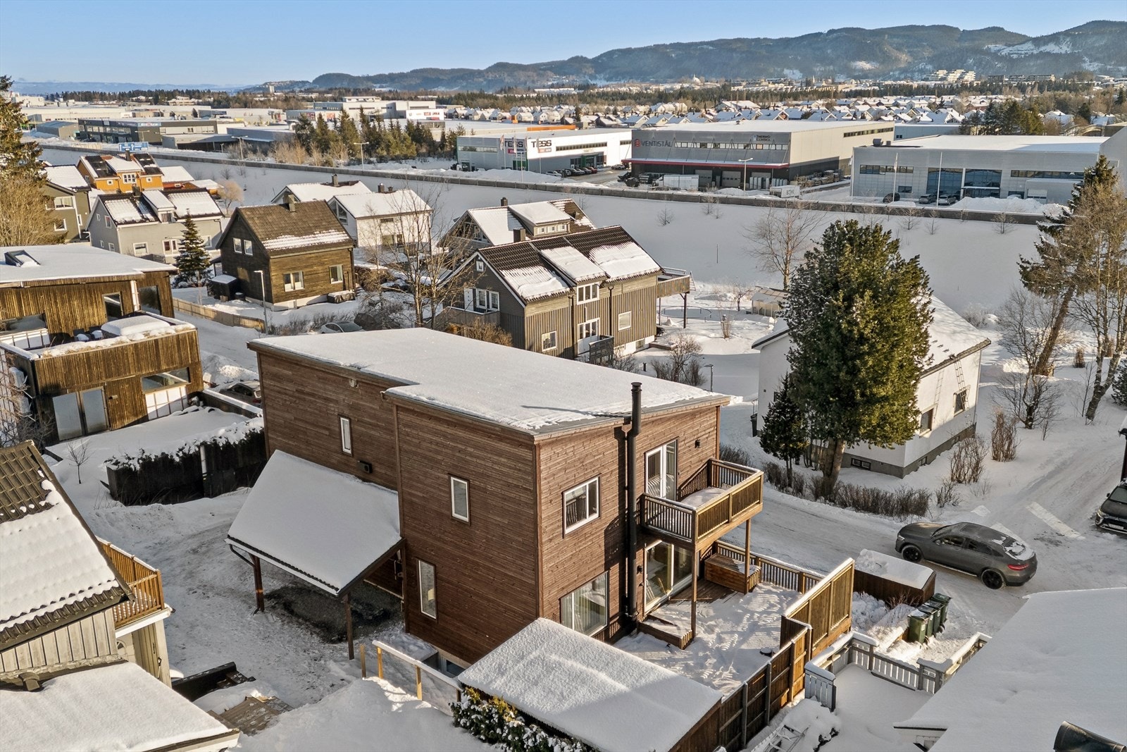 Parkering er tilgjengelig i carport samt på fire biloppstillingsplasser på tomten. Galleribilde