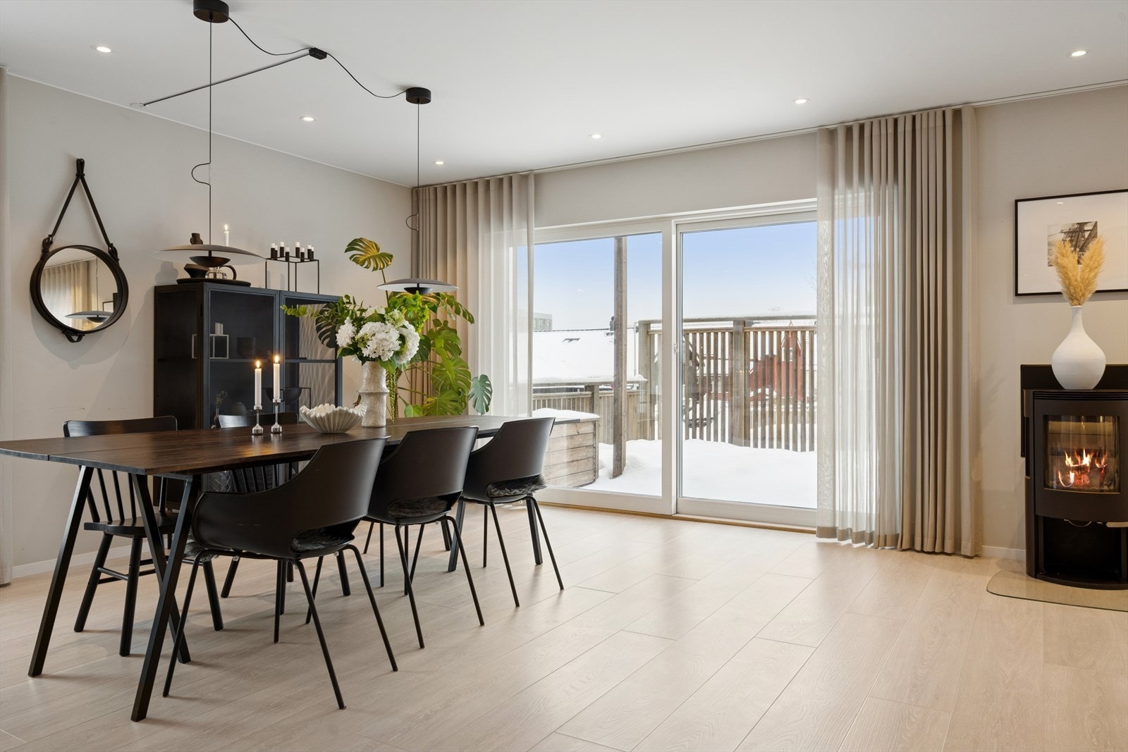 Fra stuen er det direkte utgang til en stor terrasse på 54 m². Galleribilde