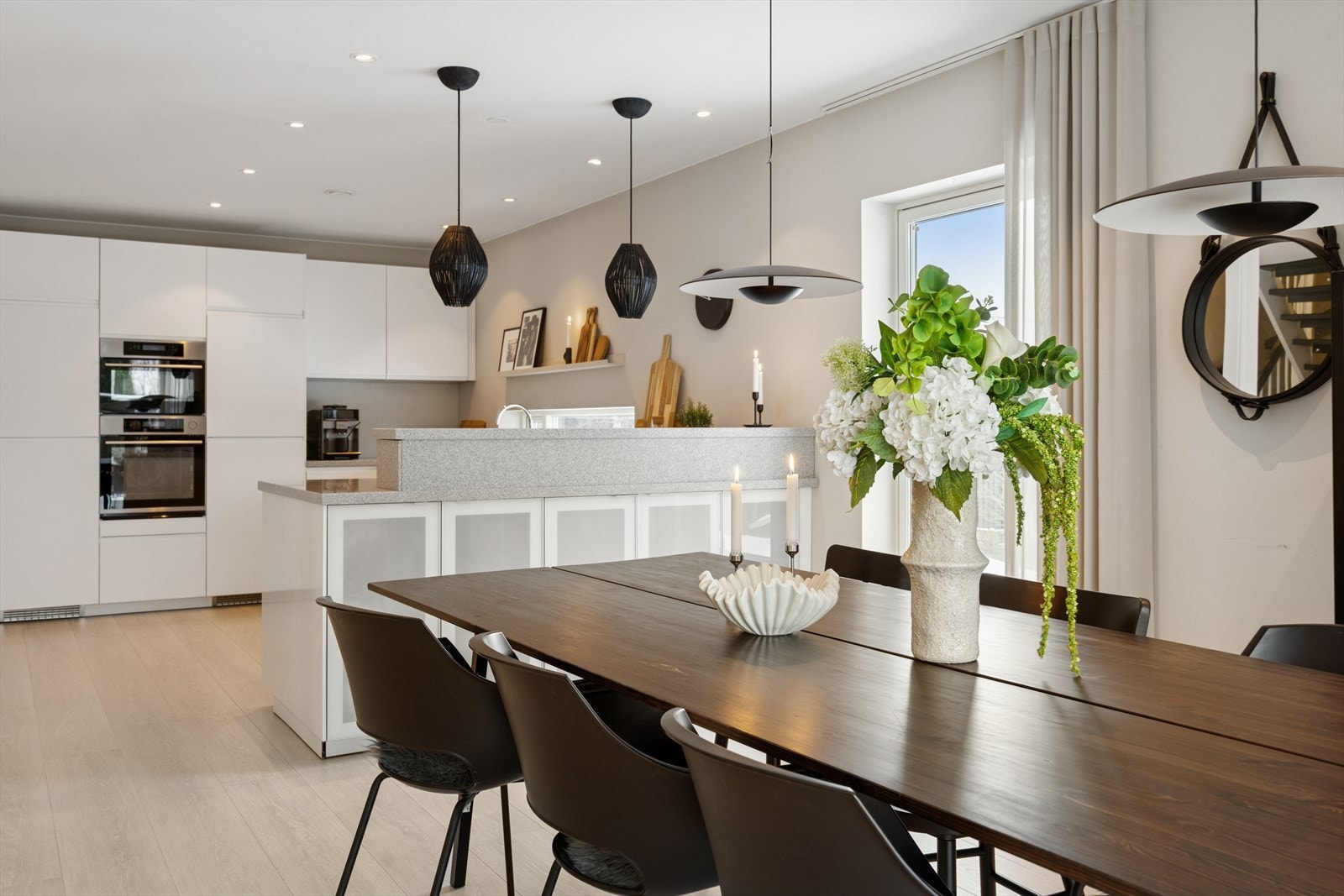 Den åpne løsningen gir god kontakt mellom kjøkkenet og spiseplassen. Galleribilde