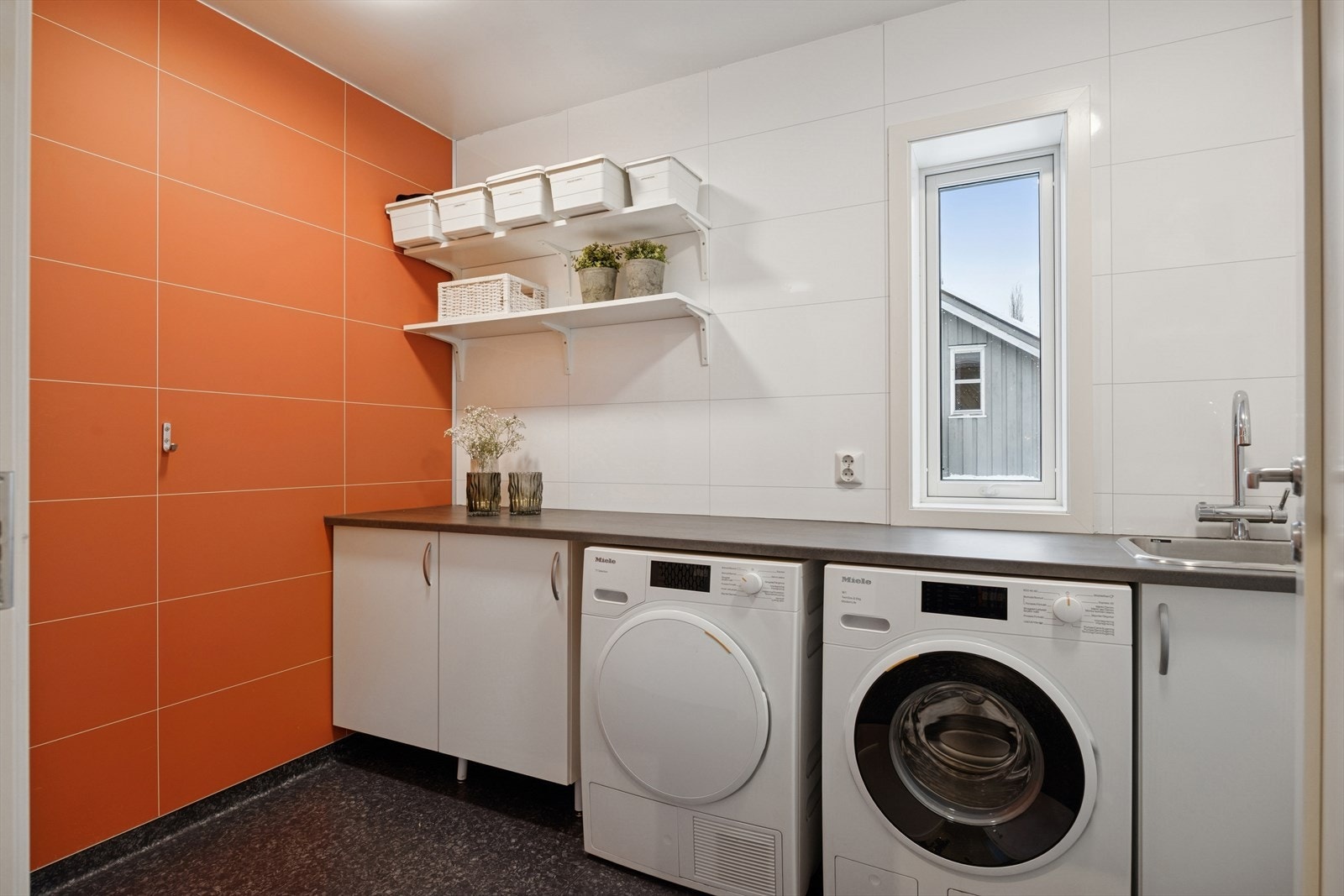 Praktisk vaskerom i andre etasje med våtromsbelegg og våtromsplater på vegg. Galleribilde