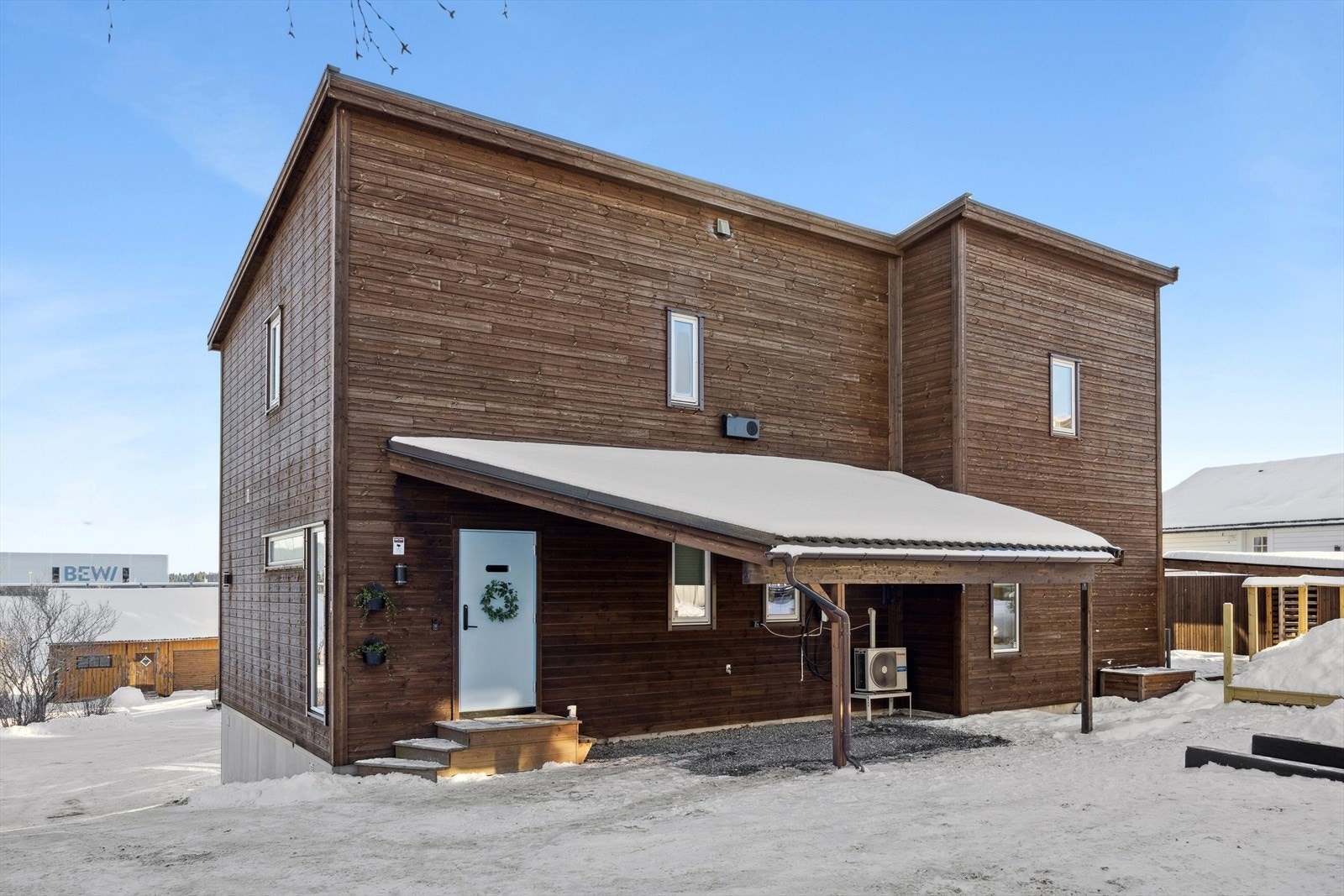 Boligen ble oppført i 2018 og holder en gjennomgående svært god standard. Ved inngangen er det en praktisk carport samt flere biloppstillingsplasser. Galleribilde