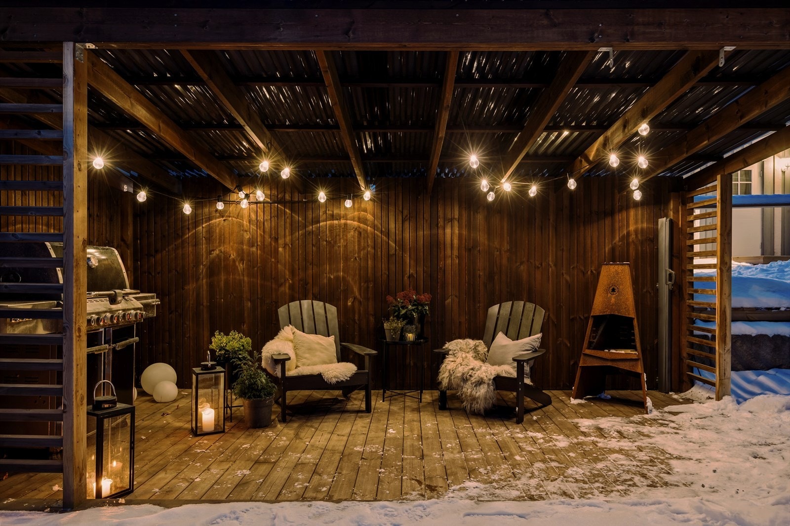 Pergolaen skaper en lun og skjermet sone for utendørs hygge. Her er det god plass til både grill og sittegruppe. Galleribilde