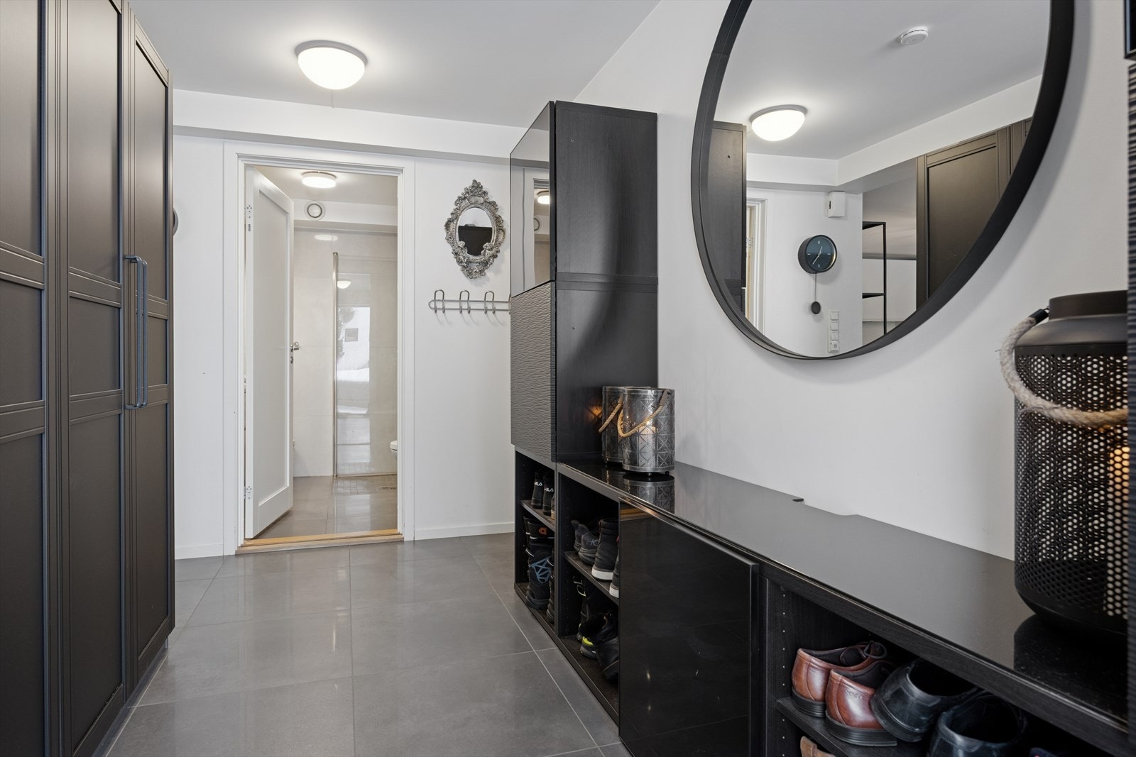 Velkommen inn i en lys og innbydende entré med god plass til oppbevaring. Galleribilde