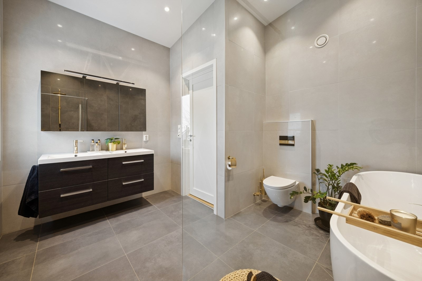 Rommet har to sluk og mekanisk avtrekk via boligens balanserte ventilasjonsanlegg. Galleribilde