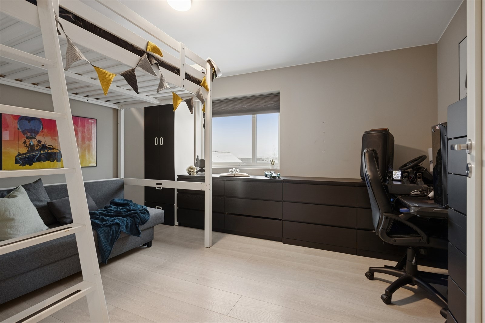 Soverommene er lyse og enkle å møblere etter behov. Galleribilde