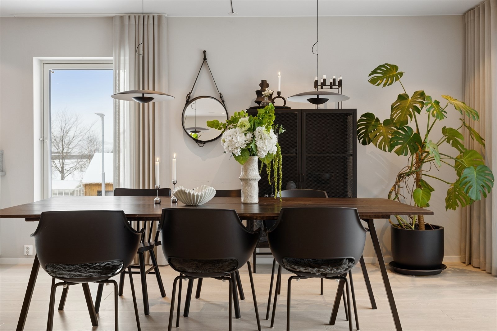 Spisestuen har god plass til langbord for hyggelige sammenkomster. Galleribilde