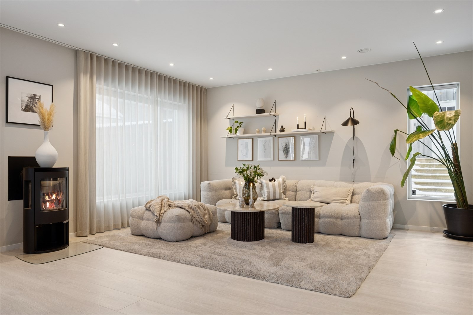 Vedovnen i stuen gir en lun atmosfære og fungerer som en effektiv tilleggsvarmekilde. Galleribilde