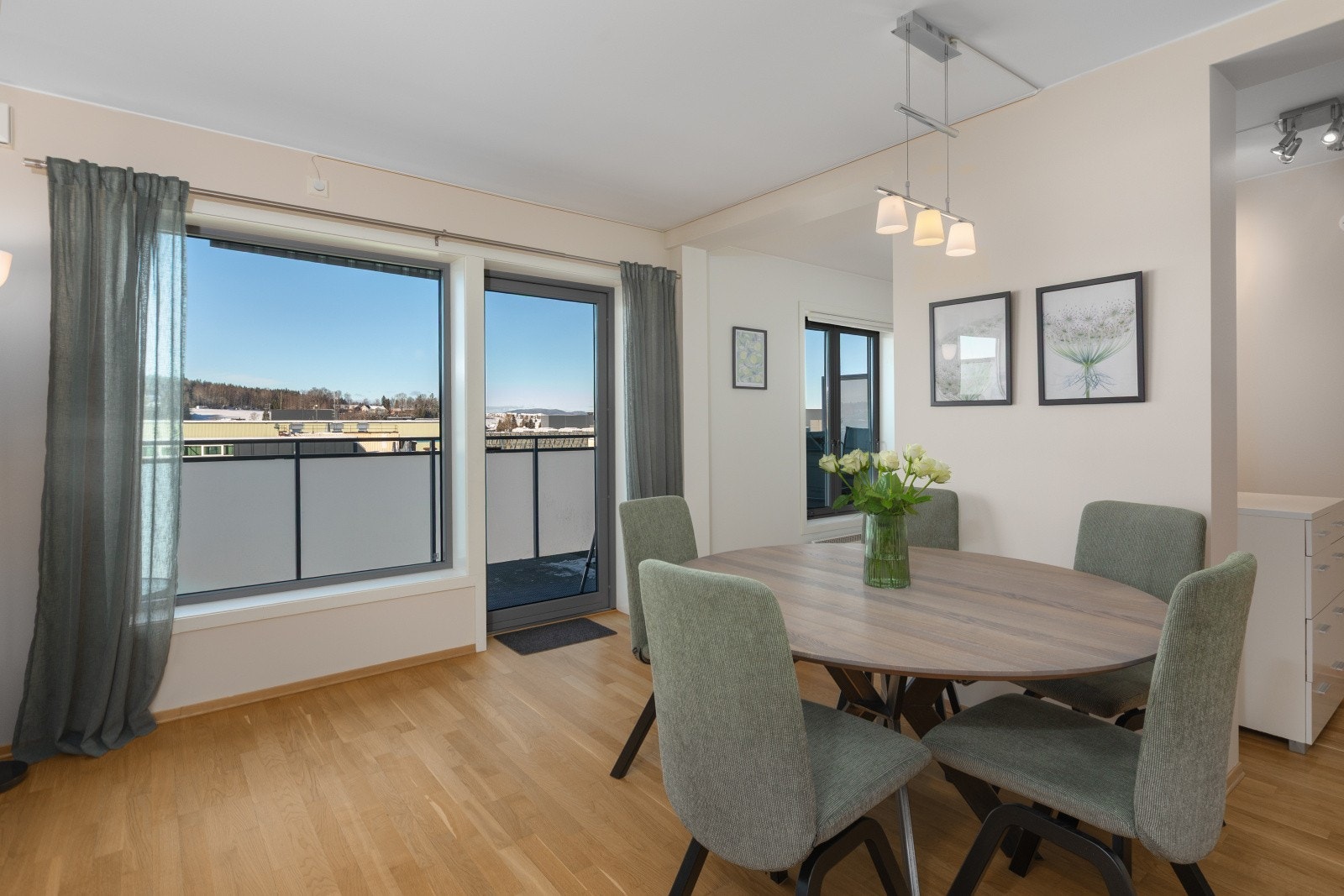 I tilknytning til kjøkkenet får spisestuen sin naturlige plassering. Galleribilde