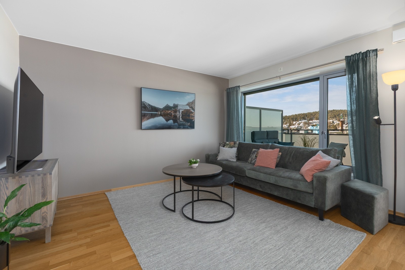 Stuen har en fin utforming og er enkel å innrede. Galleribilde