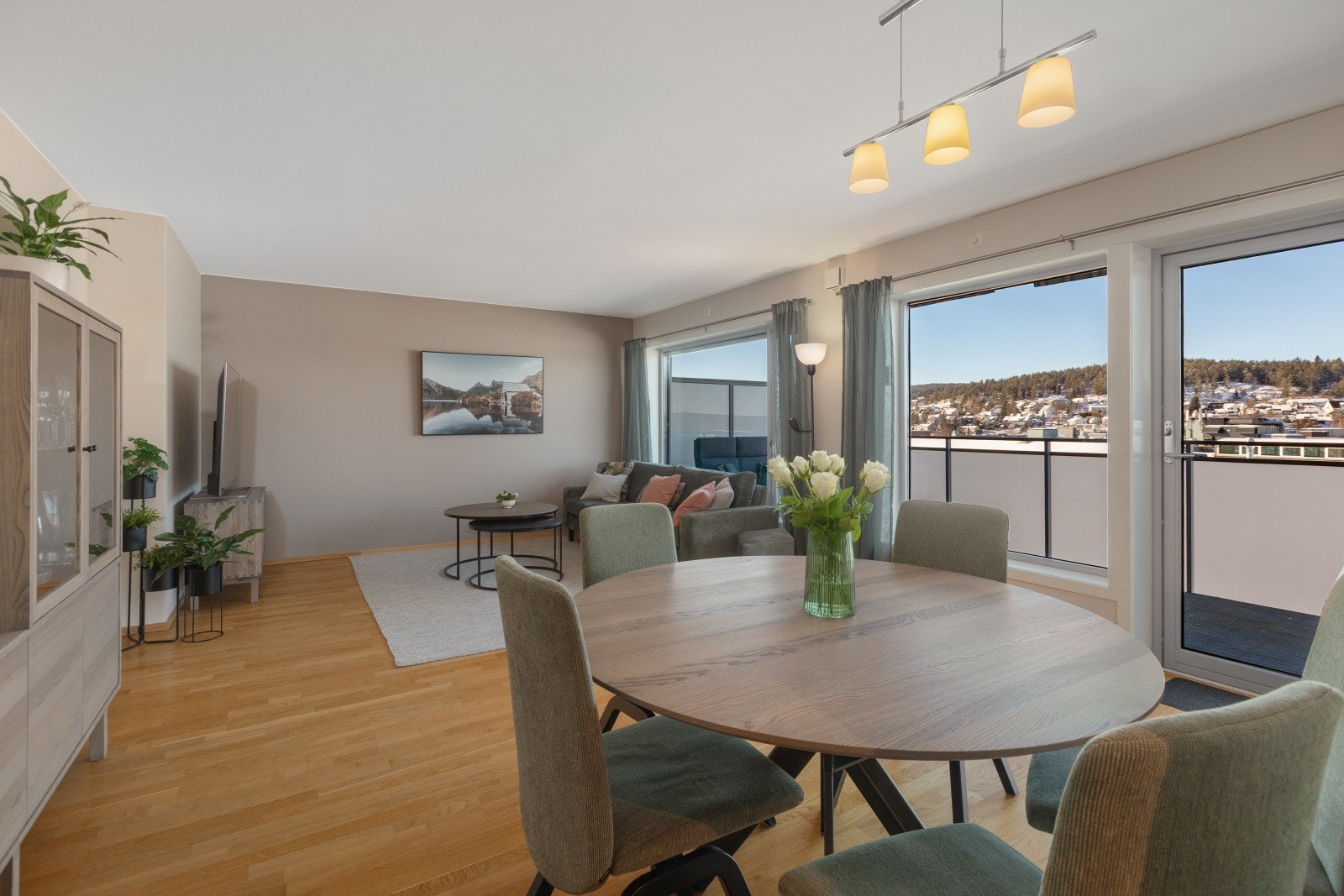 Stuen har flere store vindusflater som slipper inn mye naturlig lys og skaper en god atmosfære i rommet. Herfra er det også utgang til en herlig uteplass. Galleribilde