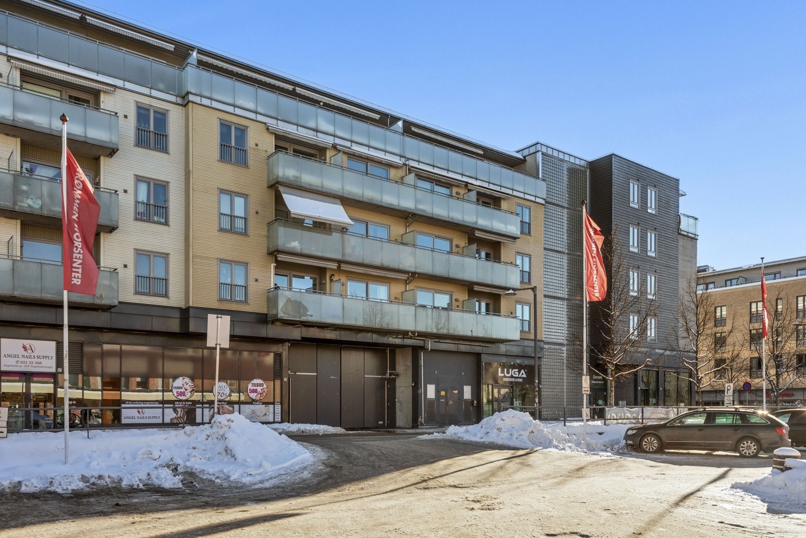 Fra leiligheten er det umiddelbar nærhet til Strømmen Storsenter med alt servicetilbud og fasiliteter. I tillegg ligger Kiwi i samme blokk med muligheter for å gå dit tørrskodd igjennom garasjen. Galleribilde