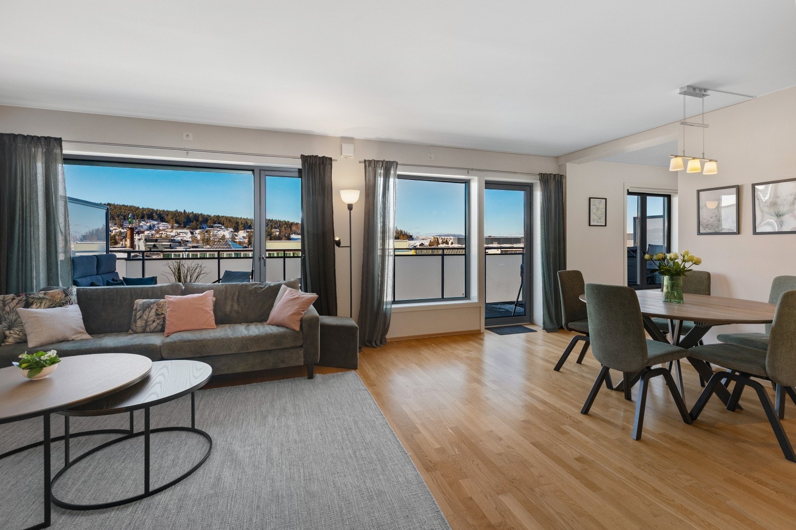 Leiligheten har en åpen stue og kjøkkenløsning, samtidig som at kjøkkenet ligger i en egen sone i rommet. Galleribilde