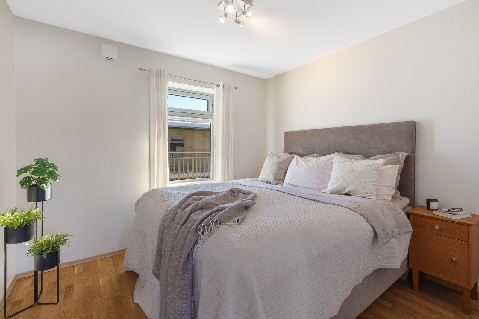 Videre byr leiligheten på tre gode soverom. Galleribilde