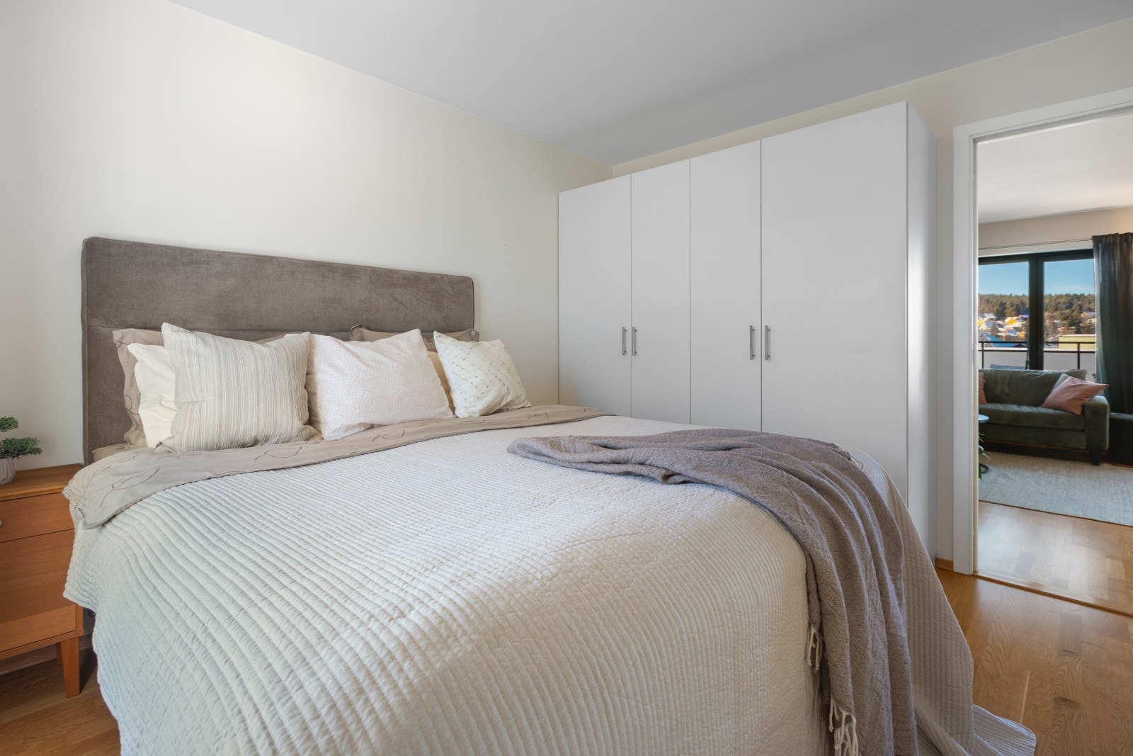 Hovedsoverommet har plass til dobbeltseng, tilhørende møblement og stort garderobeskap. Galleribilde