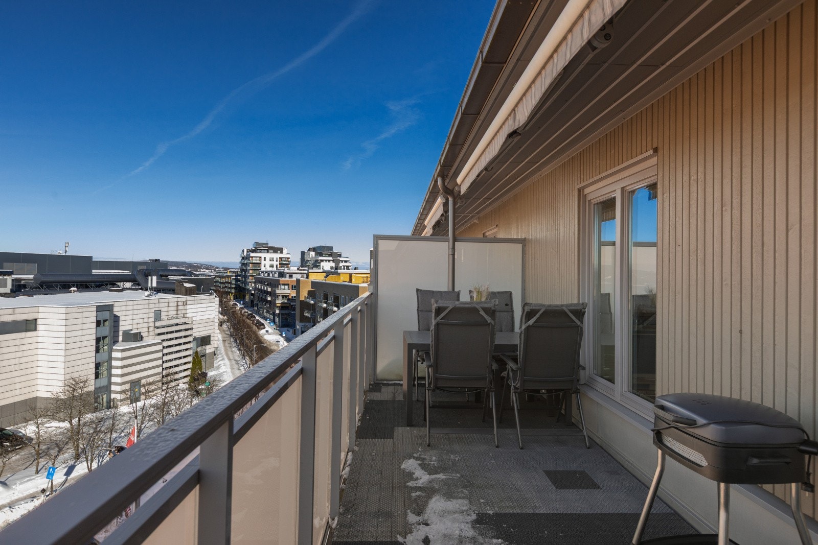 Fra stuen er det utgang til balkong på ca. 20 kvm. Balkongen har god plass til diverse møblement og grill. Galleribilde