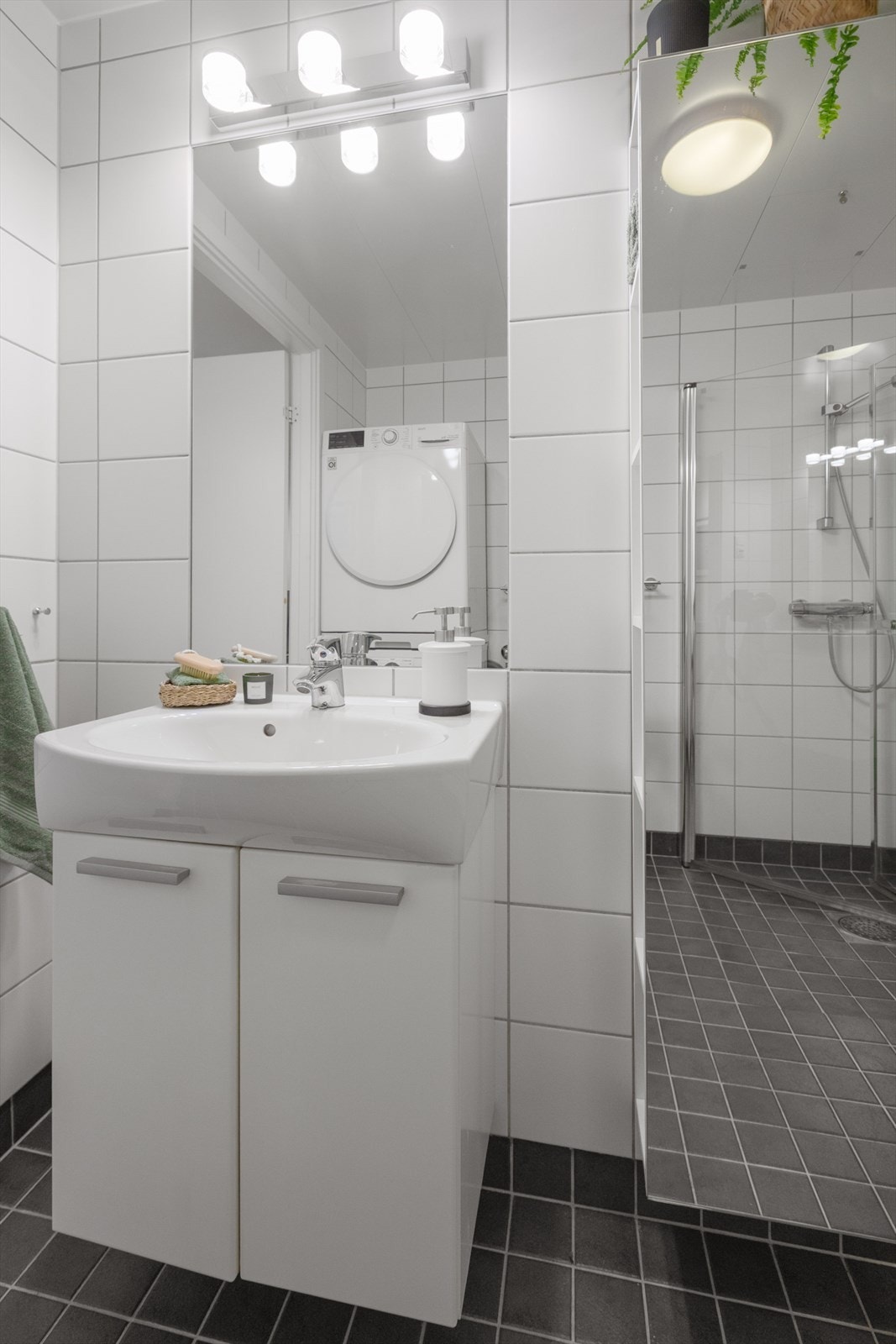 Det er gode oppbevaringsmuligheter i baderomsinnredning, samt vegghylle. Galleribilde