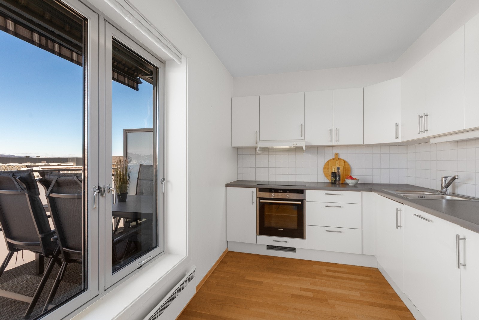 Kjøkkenet er innredet i en praktisk L-form og har godt med skap- og benkeplass. Galleribilde