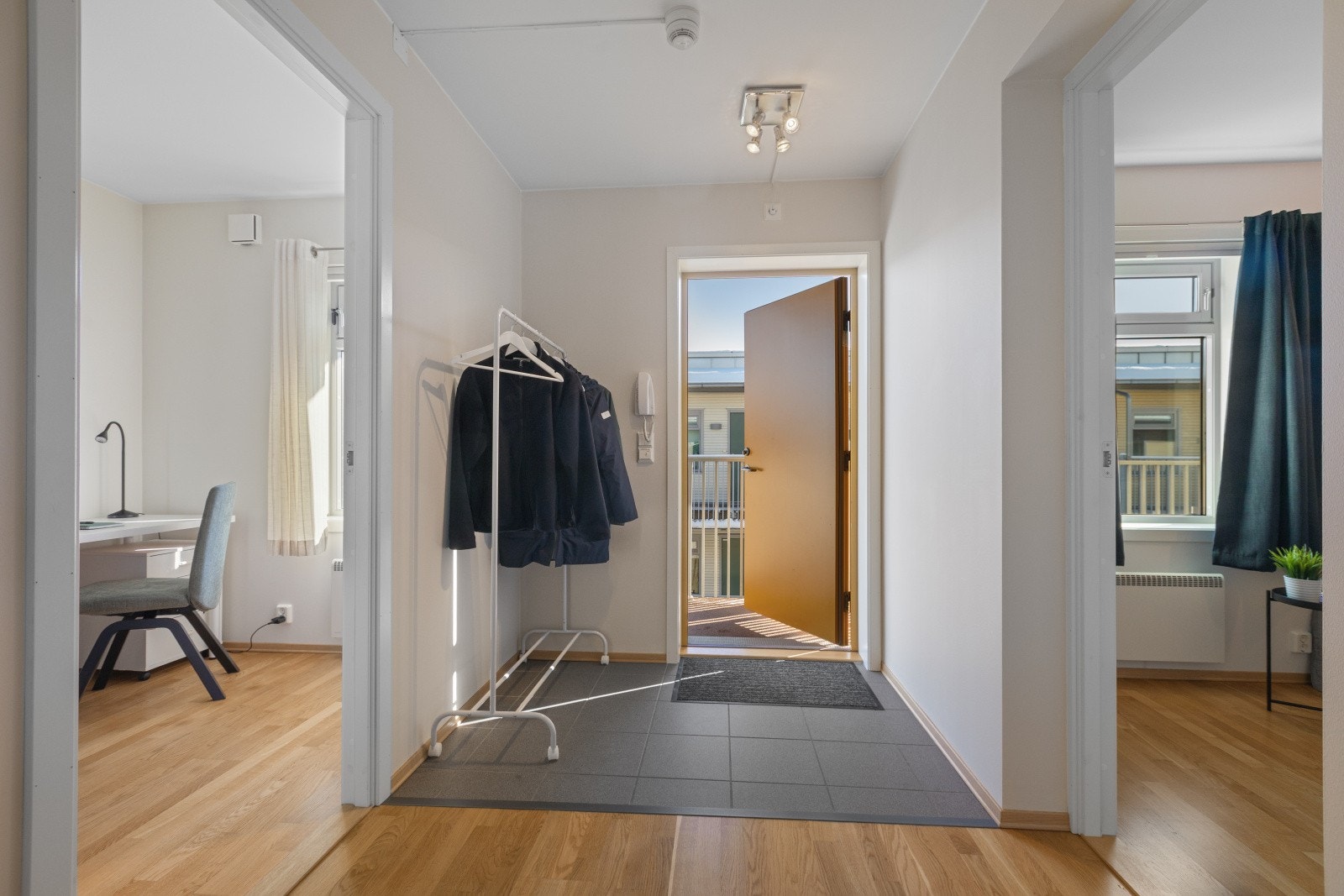 Velkommen inn - Entreen oppleves som lys og har praktiske fliser med gulvvarme. Galleribilde