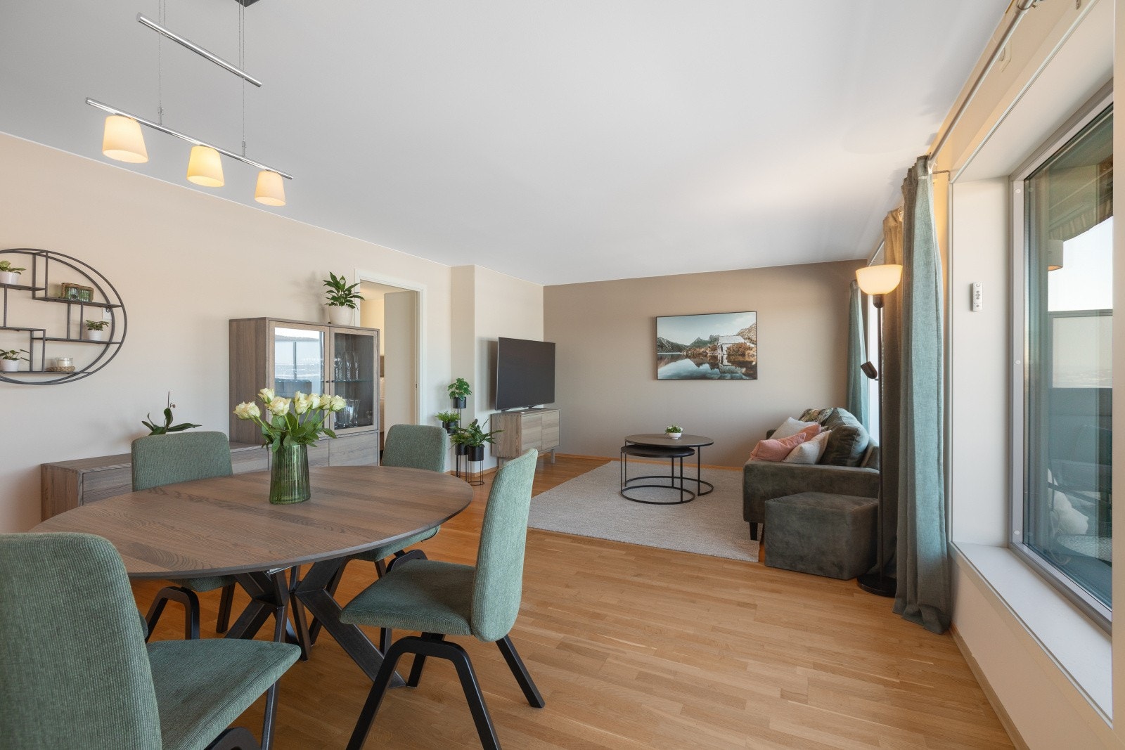 Stuen er romslig og det er god plass til sofagruppe og spisebord. Galleribilde