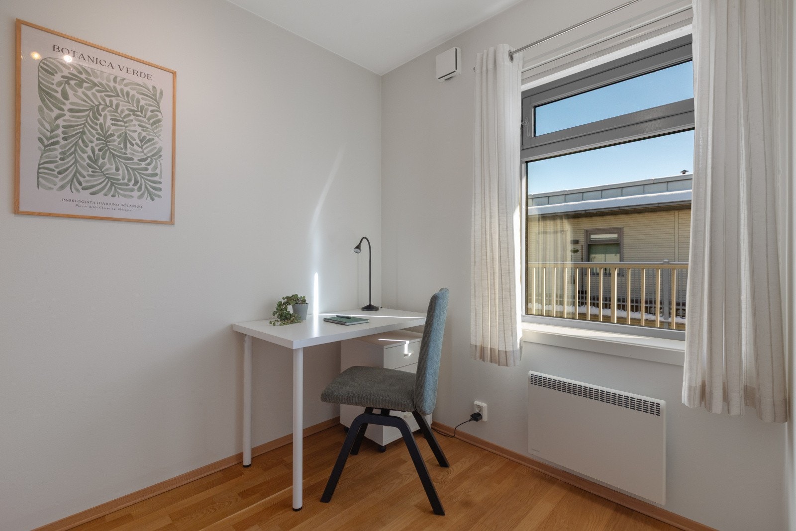 Veggene er holdt i lyse farger og det er pen og velholdt parkett på gulvet. Galleribilde