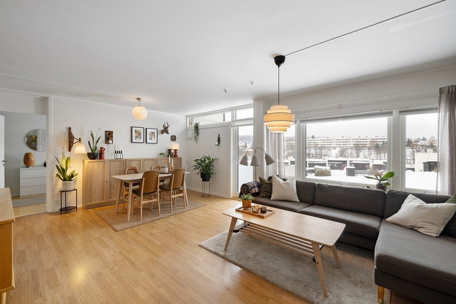 Dette er en lys og innbydende 3-roms med gjennomgående planløsning. Galleribilde