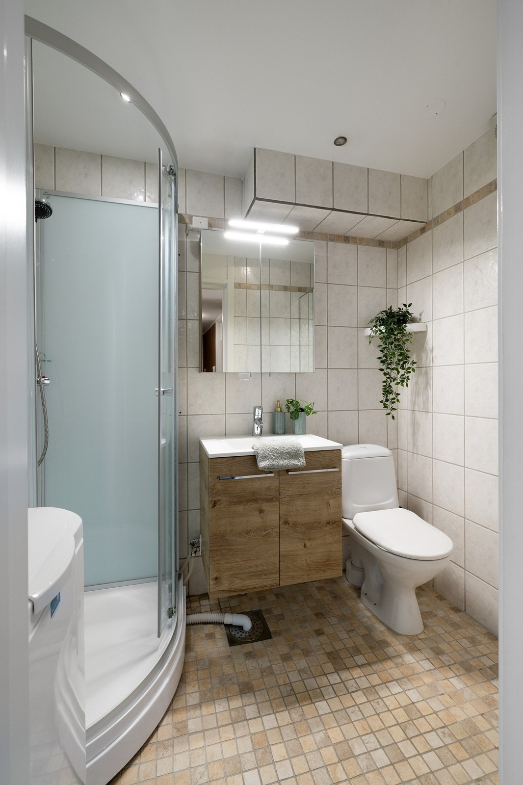 Videre er det opplegg for vaskemaskin og det er tilkoblet et vannklosett. Rommet har elstyrt vifte. Galleribilde