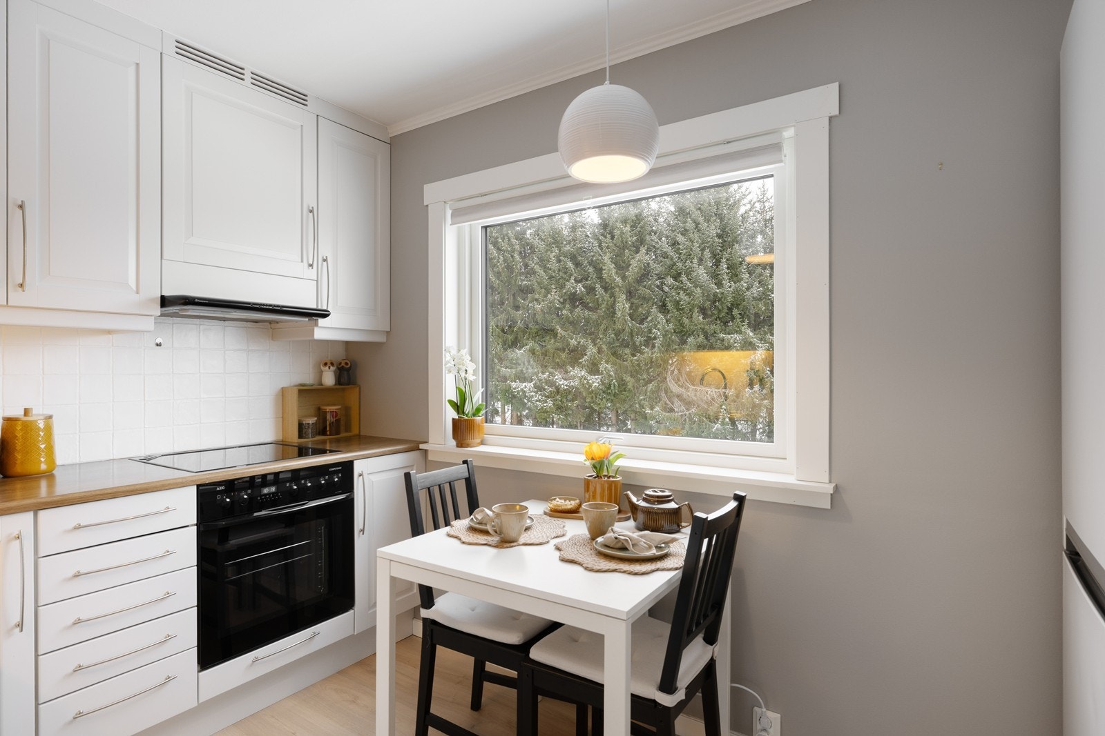 Det er plass til kjøkkenbord med stoler ved vinduet. Galleribilde