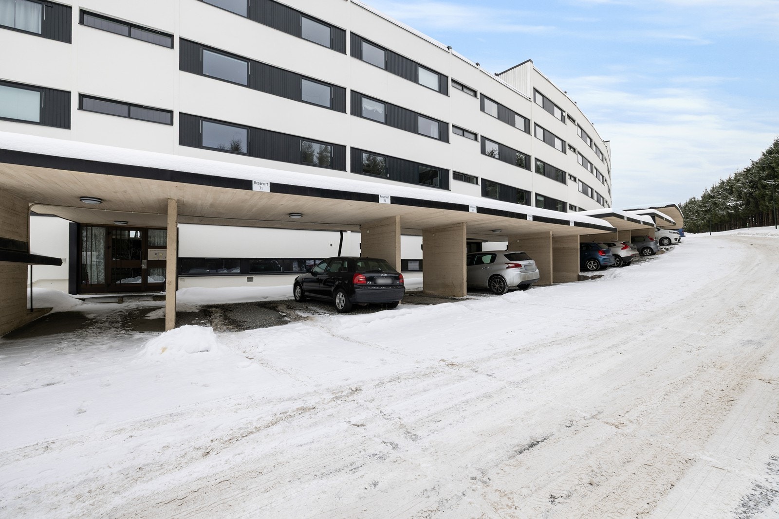 Det medfølger ingen fast parkeringsplass, men styret opplyser at carport (kr. 500,-) og uteplass (300,-) kan leies gjennom borettslaget etter ansiennitet. Galleribilde