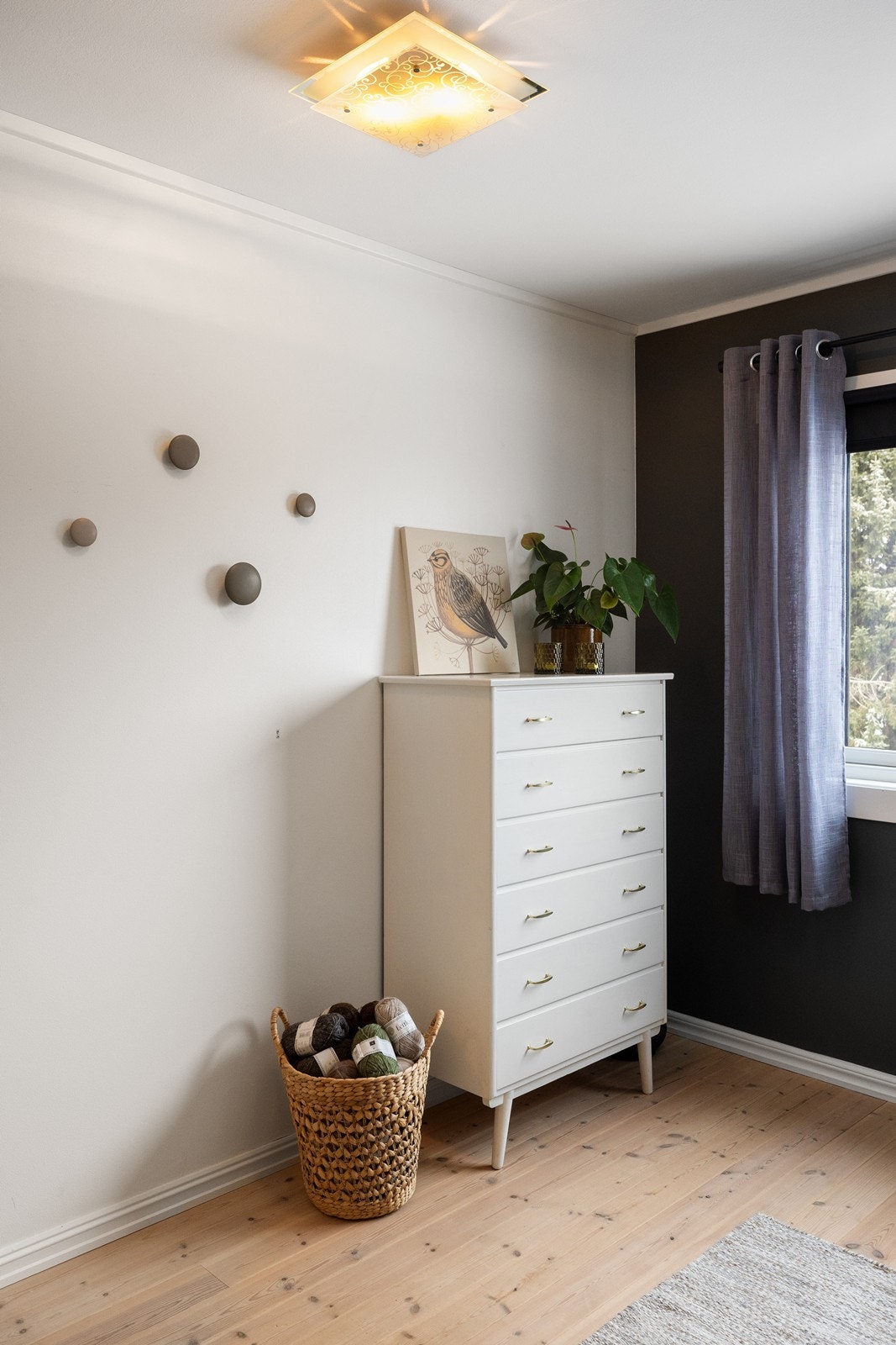 Rommet har plass til seng, nattbord, garderobeløsning og evt. skrivebord. Galleribilde