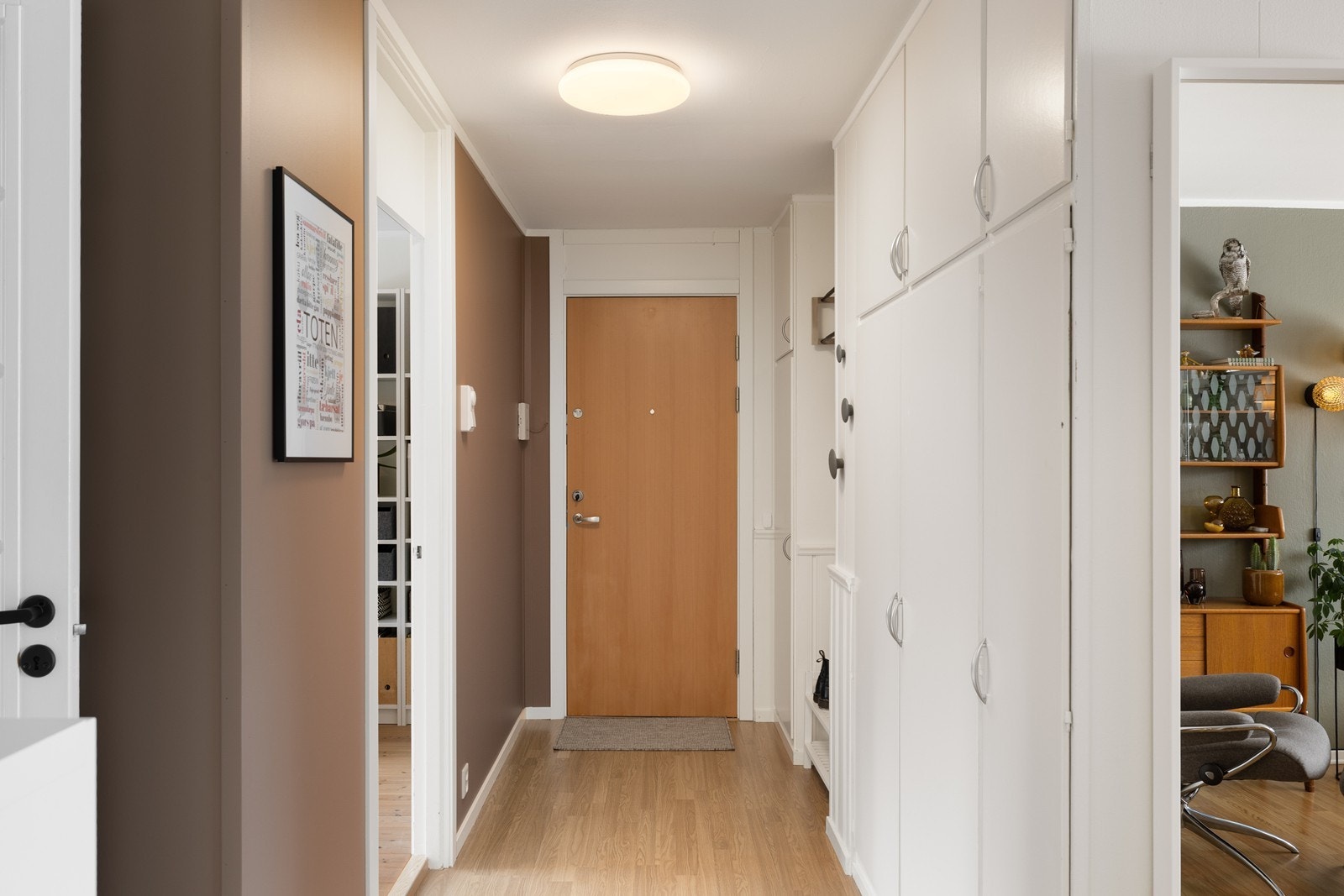 Det er stor garderobeløsning med mye lagringsplass. I tillegg disponeres to kjellerboder, samt et matskap. Galleribilde