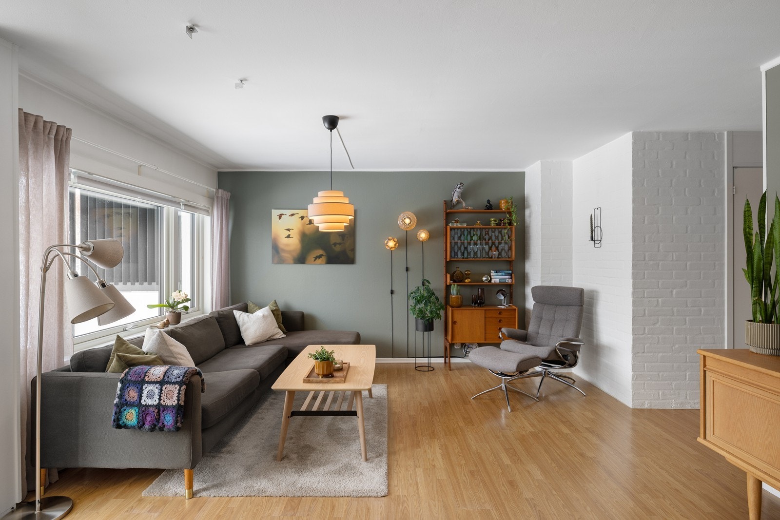 Boligen har blitt jevnlig oppusset innvendig, og fikk også nye vinduer og balkongdør i 2024. Galleribilde